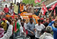 कन्हैया कुमार के समर्थकों की भीड़ के कारण आवागमन घंटों ठप रहा कन्हैया कुमार के नामांकन जुलूस में उमड़ी भीड़