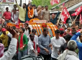 कन्हैया कुमार के समर्थकों की भीड़ के कारण आवागमन घंटों ठप रहा कन्हैया कुमार के नामांकन जुलूस में उमड़ी भीड़