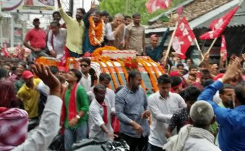 कन्हैया कुमार के समर्थकों की भीड़ के कारण आवागमन घंटों ठप रहा कन्हैया कुमार के नामांकन जुलूस में उमड़ी भीड़