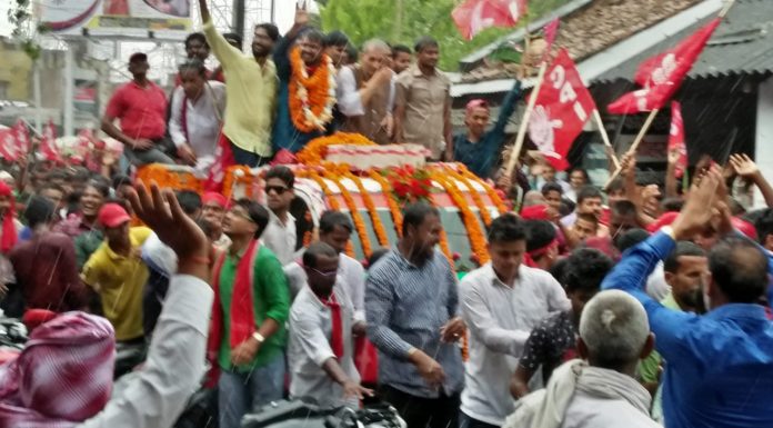 कन्हैया कुमार के समर्थकों की भीड़ के कारण आवागमन घंटों ठप रहा कन्हैया कुमार के नामांकन जुलूस में उमड़ी भीड़