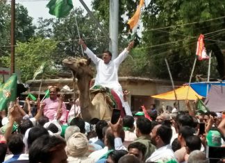 बेगूसराय लोकसभा सीट से राजद प्रत्याशी ने पर्चा दाखिल किया महागठबंधन प्रत्याशी तनवीर हसन के नामांकन में जुटी लोगों की भीड़