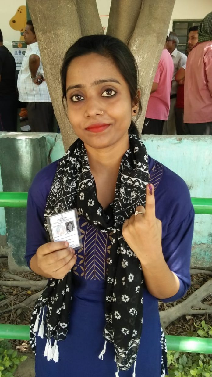 बेगूसराय के एक बूथ पर पहली मतदान करने पहुंची एक युवती