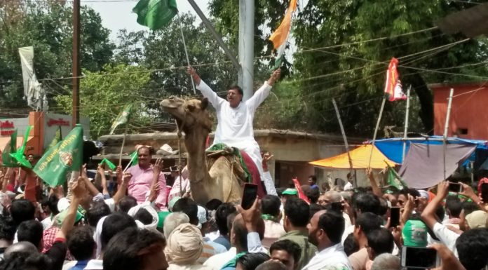 बेगूसराय लोकसभा सीट से राजद प्रत्याशी ने पर्चा दाखिल किया महागठबंधन प्रत्याशी तनवीर हसन के नामांकन में जुटी लोगों की भीड़