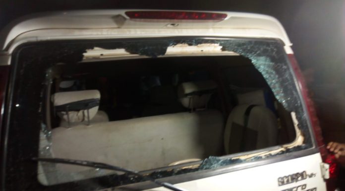 फायरिंग में बाल-बाल बच गये भभुआ के पूर्व विधायक फायरिंग में भभुआ के पूर्व विधायक की क्षतिग्रस्त गाड़ी