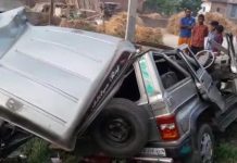 बारात से लौट रहे थे, सड़क दुर्घटना में 3 की मौत, 5 घायल दुर्घटना में क्षतिग्रस्त बोलेरो बता रही हादसा की भयावहता