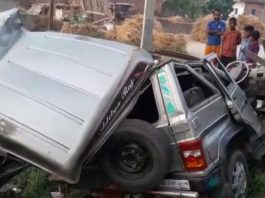 बारात से लौट रहे थे, सड़क दुर्घटना में 3 की मौत, 5 घायल दुर्घटना में क्षतिग्रस्त बोलेरो बता रही हादसा की भयावहता