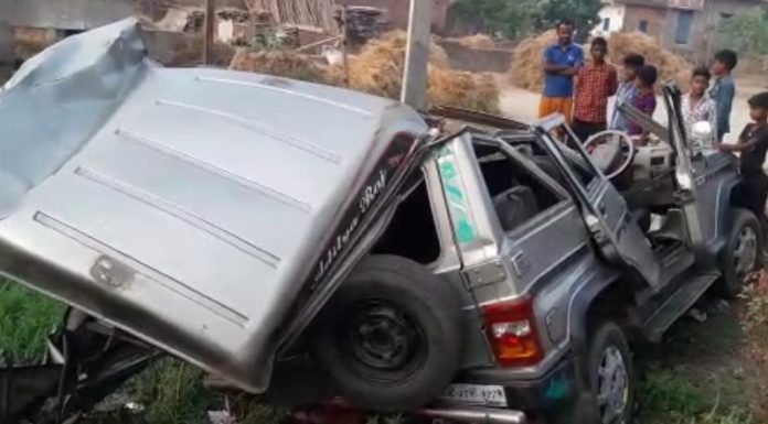 बारात से लौट रहे थे, सड़क दुर्घटना में 3 की मौत, 5 घायल दुर्घटना में क्षतिग्रस्त बोलेरो बता रही हादसा की भयावहता