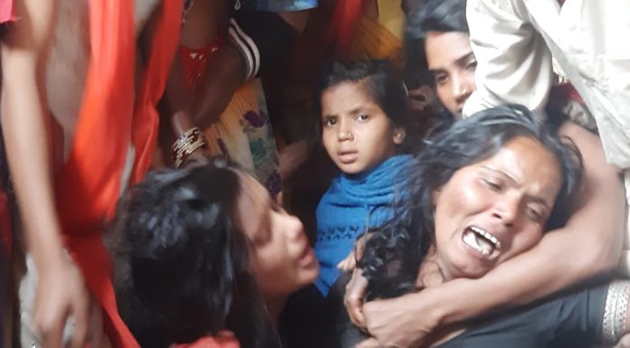 आंधी-तूफान व ओलावृष्टि ने बिहार में मचायी तबाही सारण जिले के रिविलगंज में ठनका से एक की मौत के बाद परिजनों का विलाप