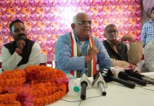 महाराजगंज का महाराज बनने के लिए मच गया घमासान प्रेस कांफ्रेंस करते इंजीनियर सच्चिदानंद राय