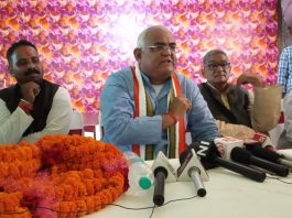 महाराजगंज का महाराज बनने के लिए मच गया घमासान प्रेस कांफ्रेंस करते इंजीनियर सच्चिदानंद राय