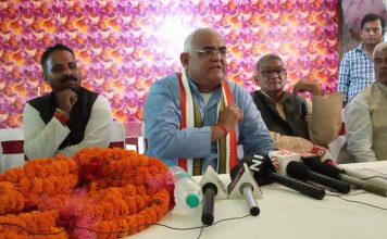 महाराजगंज का महाराज बनने के लिए मच गया घमासान प्रेस कांफ्रेंस करते इंजीनियर सच्चिदानंद राय