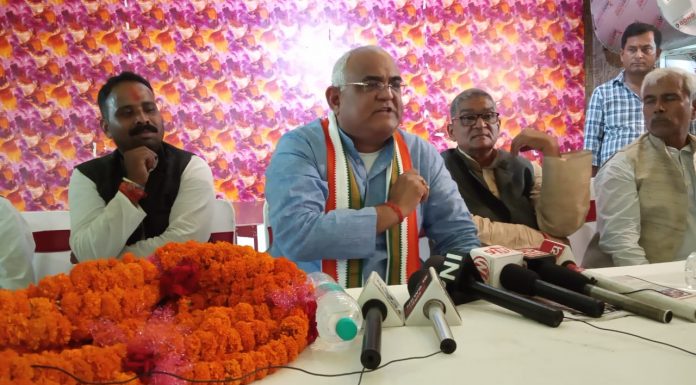 महाराजगंज का महाराज बनने के लिए मच गया घमासान प्रेस कांफ्रेंस करते इंजीनियर सच्चिदानंद राय