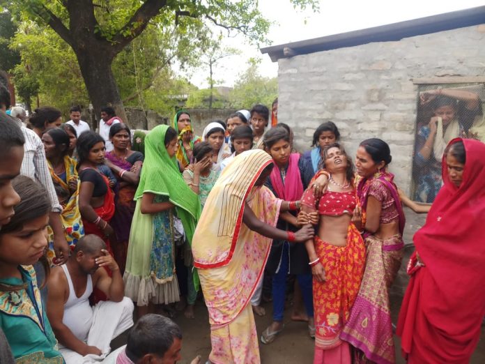 दुर्घटना के बाद विलाप करते परिजन