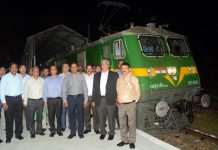 चित्तरंजन रेल इंजन कारखाना ने बनाये 402 इलेक्ट्रिक इंजन चित्तरंजन रेल खारखाने में बने इंजन के साथ कर्मी-अधिकारी