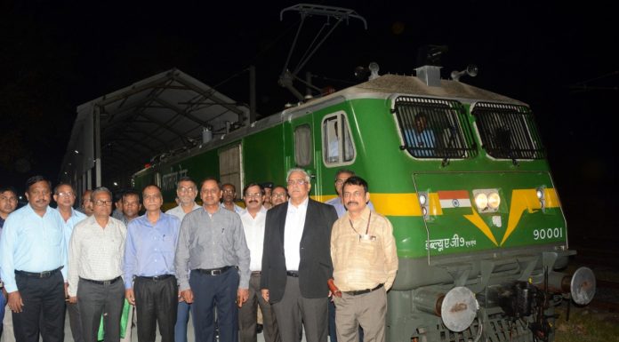 चित्तरंजन रेल इंजन कारखाना ने बनाये 402 इलेक्ट्रिक इंजन चित्तरंजन रेल खारखाने में बने इंजन के साथ कर्मी-अधिकारी