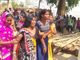 स्वीमिंग जानते तो सोन नदी में नहीं डूबते 3 बच्चे, हो गयी डेथ बच्चों की मौत के बाद विलाप करते परिजन