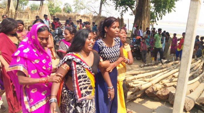 स्वीमिंग जानते तो सोन नदी में नहीं डूबते 3 बच्चे, हो गयी डेथ बच्चों की मौत के बाद विलाप करते परिजन