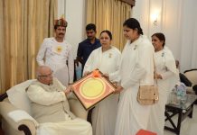 बिहार के राज्यपाल लालजी टंडन के जन्मदिन पर बधाइयों का तांता अपने जन्मदिन पर शुभकामनाएं स्वीकारते बिहार के राज्यपाल लालजी टंडन