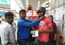 हेलमेट व किताबें बांट कर बच्चों का जीवन बचा व संवार रहा युवा हेलमेट और किताबें बांटना जिनका जुनून है