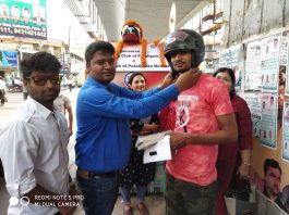 हेलमेट व किताबें बांट कर बच्चों का जीवन बचा व संवार रहा युवा हेलमेट और किताबें बांटना जिनका जुनून है