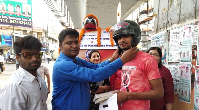 हेलमेट व किताबें बांट कर बच्चों का जीवन बचा व संवार रहा युवा हेलमेट और किताबें बांटना जिनका जुनून है