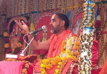 गुरु व शास्त्र के वचनों पर विश्वास करना सीखेंः जीयर स्वामी प्रवचन करते जीयर स्वामी