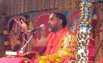 गुरु व शास्त्र के वचनों पर विश्वास करना सीखेंः जीयर स्वामी प्रवचन करते जीयर स्वामी
