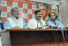 बंगाल में BJP ने कसी कमर, 32 सीटें जीतने का किया दावा मीडिया से बात करते बंगाल प्रदेश भाजपा के नेता राहुल सिन्हा व अन्य