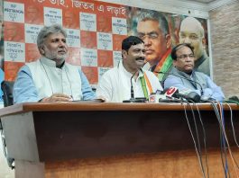 बंगाल में BJP ने कसी कमर, 32 सीटें जीतने का किया दावा मीडिया से बात करते बंगाल प्रदेश भाजपा के नेता राहुल सिन्हा व अन्य