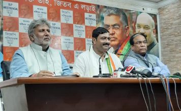 बंगाल में BJP ने कसी कमर, 32 सीटें जीतने का किया दावा मीडिया से बात करते बंगाल प्रदेश भाजपा के नेता राहुल सिन्हा व अन्य