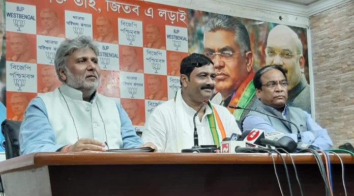 बंगाल में BJP ने कसी कमर, 32 सीटें जीतने का किया दावा मीडिया से बात करते बंगाल प्रदेश भाजपा के नेता राहुल सिन्हा व अन्य