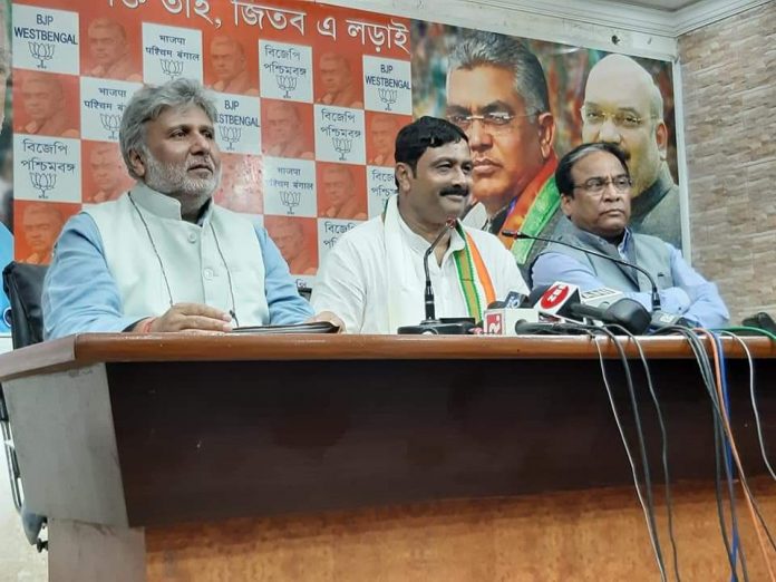 मीडिया से बात करते बंगाल प्रदेश भाजपा के नेता राहुल सिन्हा व अन्य