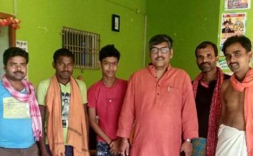 बूलो मंडल के लिए आनंद माधव ने चलाया जनसंपर्क अभियान कांग्रेस का प्रचार करते मेनिफेस्टो कमिटी के चेयरमैन आनंद माधव