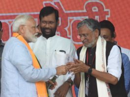 ‘चोर मचाए शोर’ की कहावत चरितार्थ कर रही है कांग्रेसः सुमो दरभंगा में पीएम नरेंद्र मोदी के साथ उपमुख्यमंत्री सुशील कुमार मोदी।