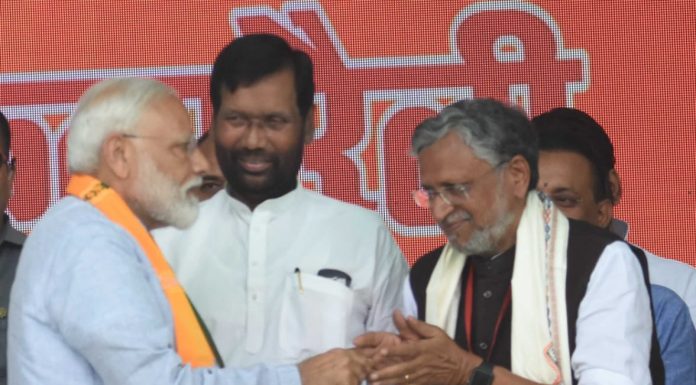 ‘चोर मचाए शोर’ की कहावत चरितार्थ कर रही है कांग्रेसः सुमो दरभंगा में पीएम नरेंद्र मोदी के साथ उपमुख्यमंत्री सुशील कुमार मोदी।