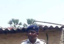 बाप ने 4 वर्षीय बेटे का गला रेत डाला, फिर अपना भी गला रेता बाप ने अपने बेटे की हत्या कर दी, शव ले जाती पुलिस