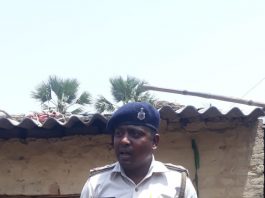 बाप ने 4 वर्षीय बेटे का गला रेत डाला, फिर अपना भी गला रेता बाप ने अपने बेटे की हत्या कर दी, शव ले जाती पुलिस