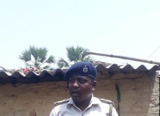 बाप ने 4 वर्षीय बेटे का गला रेत डाला, फिर अपना भी गला रेता बाप ने अपने बेटे की हत्या कर दी, शव ले जाती पुलिस