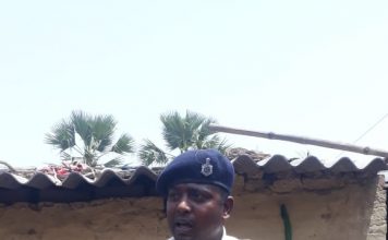 बाप ने 4 वर्षीय बेटे का गला रेत डाला, फिर अपना भी गला रेता बाप ने अपने बेटे की हत्या कर दी, शव ले जाती पुलिस