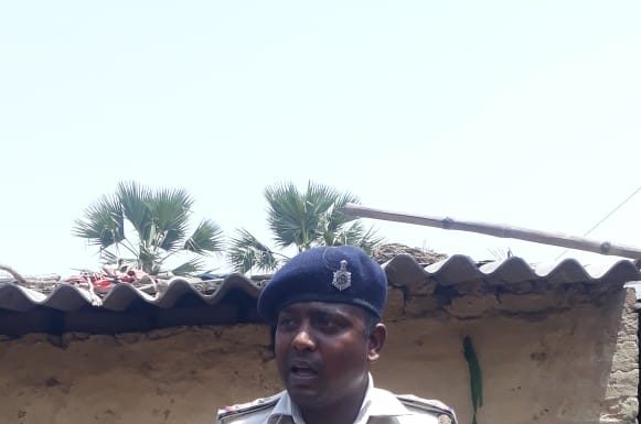 बाप ने 4 वर्षीय बेटे का गला रेत डाला, फिर अपना भी गला रेता बाप ने अपने बेटे की हत्या कर दी, शव ले जाती पुलिस