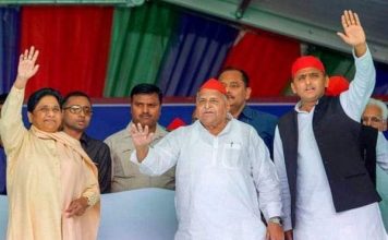 माया-मुलायम ने 25 साल बाद मंच साझा किया, मांगे वोट मैनपुरी में एक मंच पर मायावती, मुलायम और अखिलेश यादव