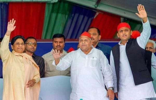 माया-मुलायम ने 25 साल बाद मंच साझा किया, मांगे वोट मैनपुरी में एक मंच पर मायावती, मुलायम और अखिलेश यादव