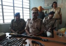 देसी राइफल, कट्टा, कारतूस समेत नक्सली गिरफ्तार, एक फरार गिरफ्तार नक्सली के घर से बरामद हथियार
