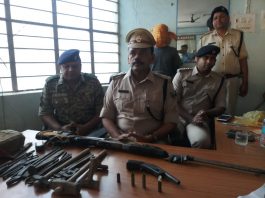 देसी राइफल, कट्टा, कारतूस समेत नक्सली गिरफ्तार, एक फरार गिरफ्तार नक्सली के घर से बरामद हथियार