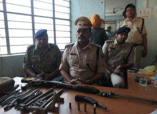 देसी राइफल, कट्टा, कारतूस समेत नक्सली गिरफ्तार, एक फरार गिरफ्तार नक्सली के घर से बरामद हथियार