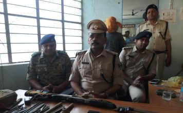 देसी राइफल, कट्टा, कारतूस समेत नक्सली गिरफ्तार, एक फरार गिरफ्तार नक्सली के घर से बरामद हथियार