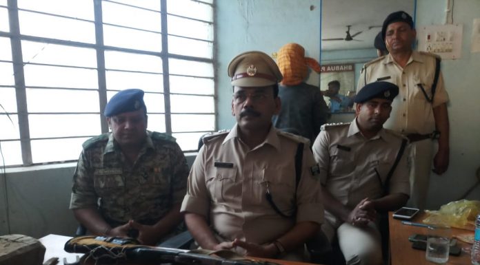 देसी राइफल, कट्टा, कारतूस समेत नक्सली गिरफ्तार, एक फरार गिरफ्तार नक्सली के घर से बरामद हथियार
