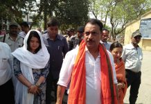 राजीव प्रताप रूडी ने किया नामांकन, कहा- NDA की जीत पक्की नामांकन के लिए निकले राजीव प्रताप रूडी के साथ पत्नी नीलम सिंह एवं दोनों बेटियां ।