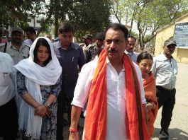 राजीव प्रताप रूडी ने किया नामांकन, कहा- NDA की जीत पक्की नामांकन के लिए निकले राजीव प्रताप रूडी के साथ पत्नी नीलम सिंह एवं दोनों बेटियां ।