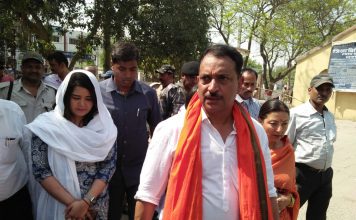 राजीव प्रताप रूडी ने किया नामांकन, कहा- NDA की जीत पक्की नामांकन के लिए निकले राजीव प्रताप रूडी के साथ पत्नी नीलम सिंह एवं दोनों बेटियां ।